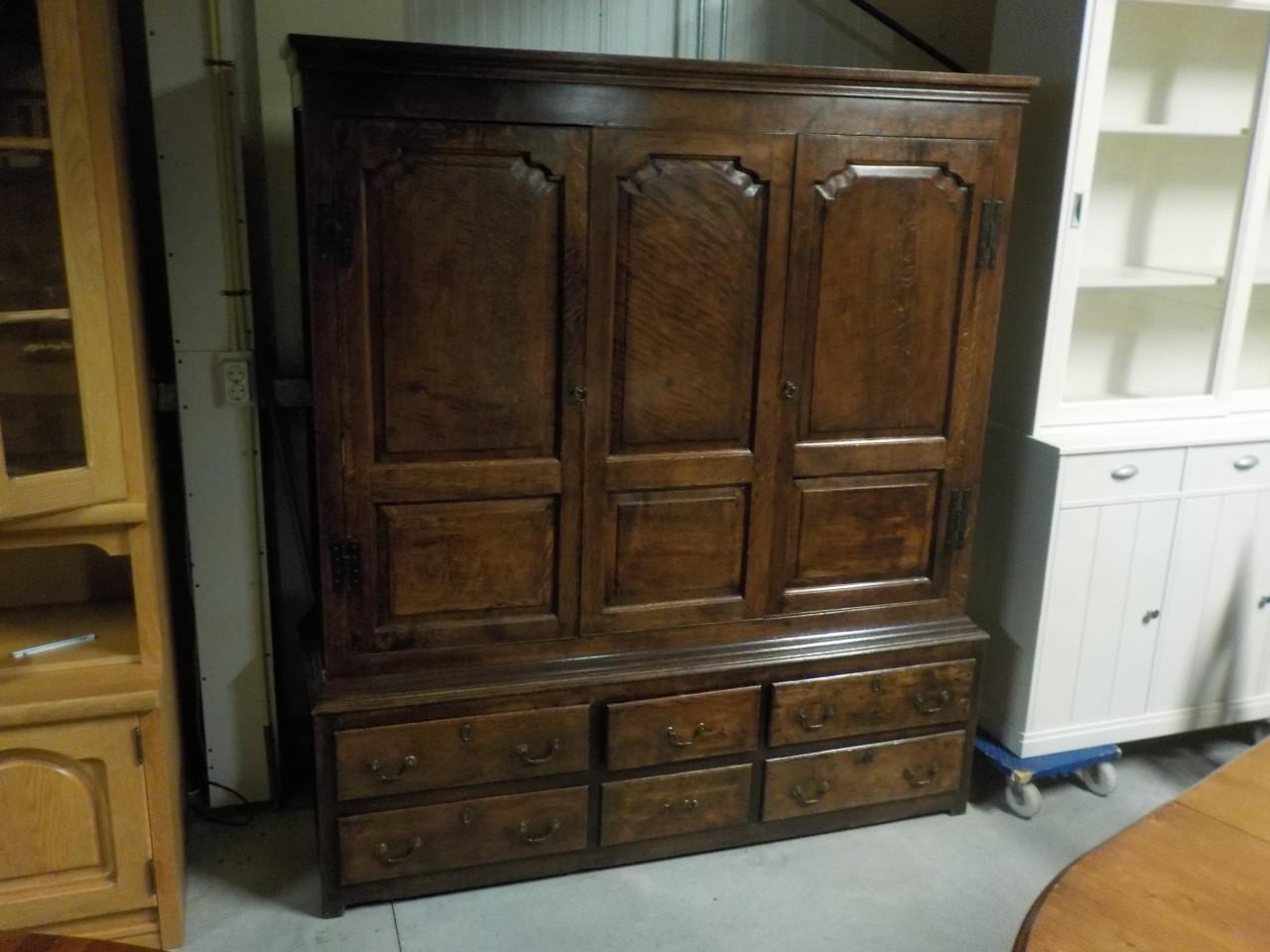 Massief koloniaans wandmeubel in zeer goede staat