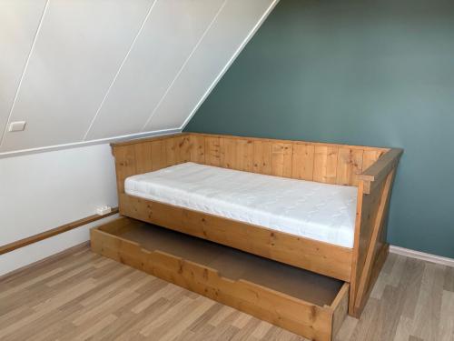Steigerhouten bed