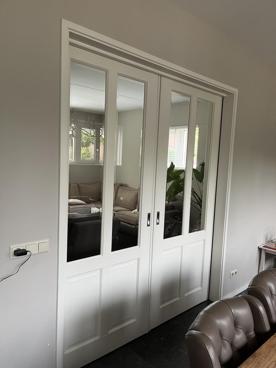 Set witte schuifdeuren met glaspanelen