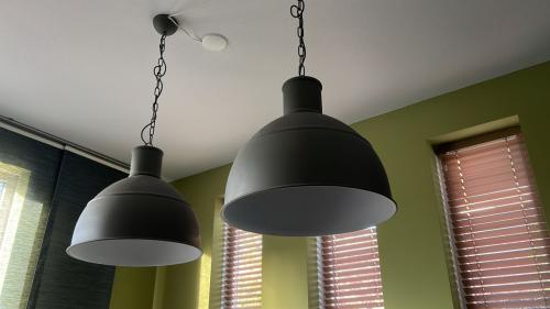 Set van twee antraciet grijze industriële hanglampen