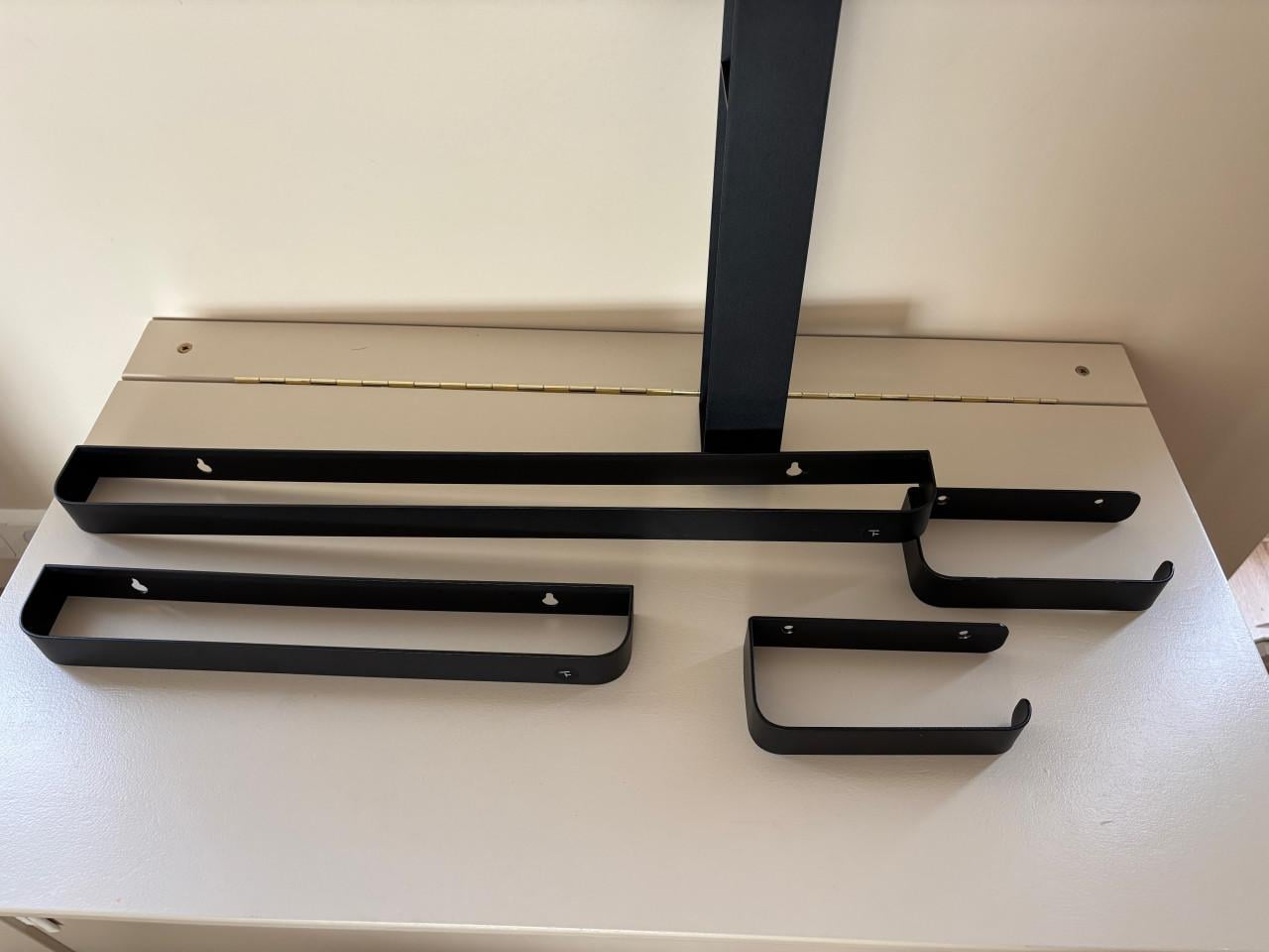 Badkamer accessoires zwart metalen ophangsystemen