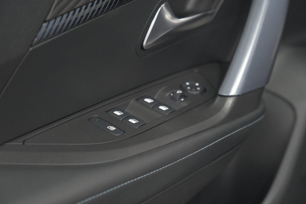 Peugeot 2008 puretech 130 allure | camera | apple carplay | navigatie | par