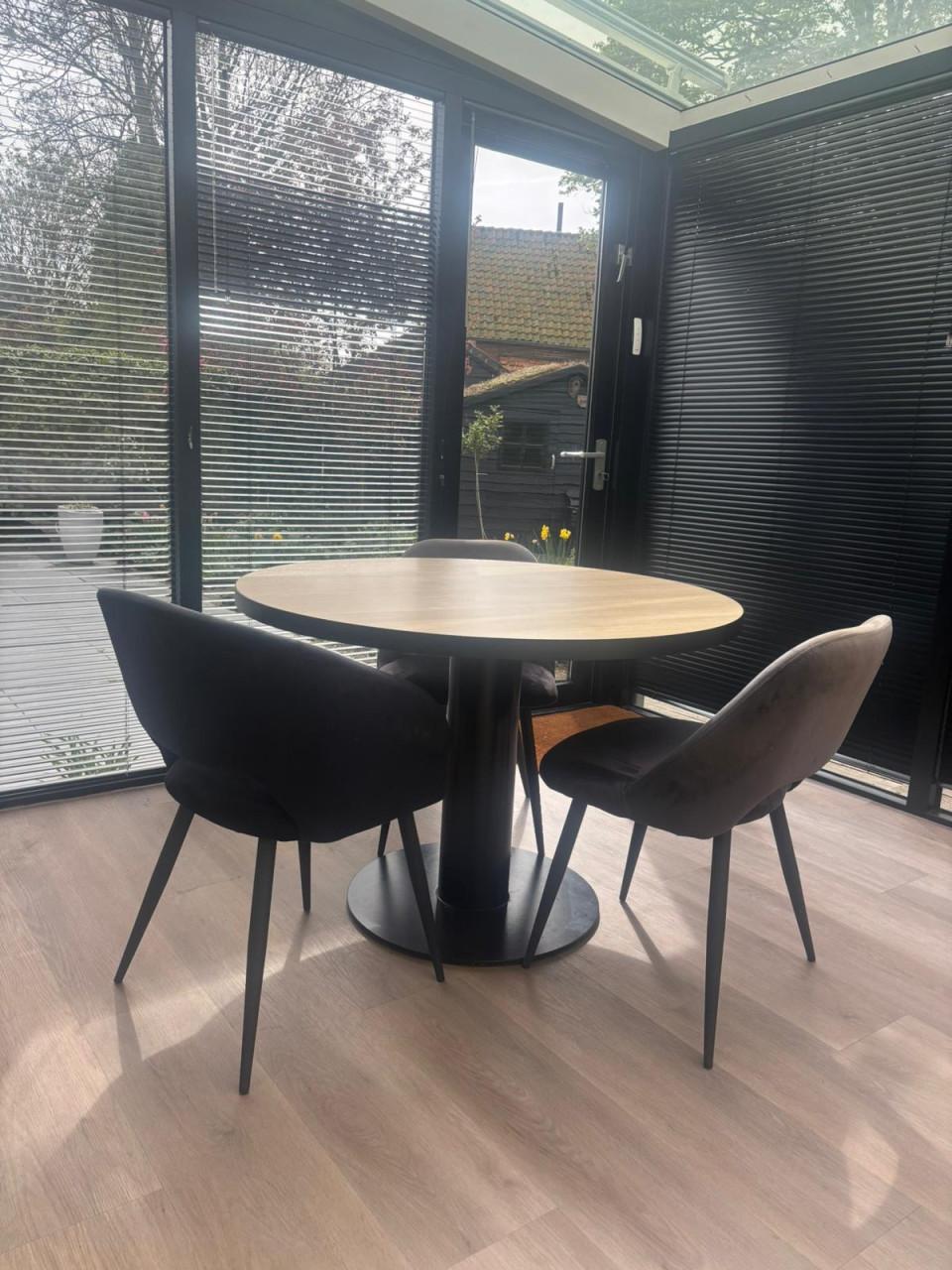 Eettafel met 3 stoeltjes. 1,5 jaar oud