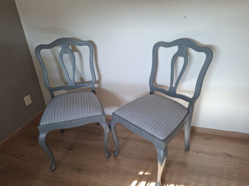 2  stoelen in grijstint met Zeeuwse stof