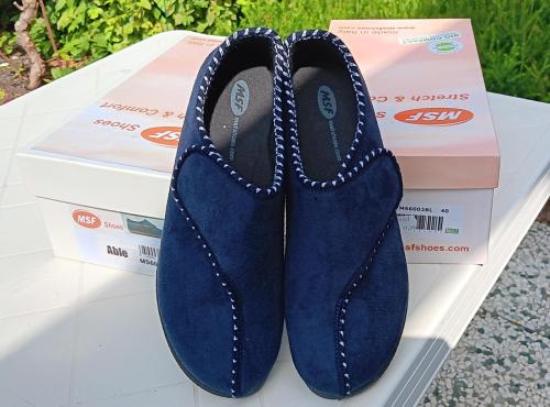 NIEUW IN DOOS... DAMESPANTOFFELS, MAAT 40 🦶🏼🦶🏼 met klittenband-sluiting