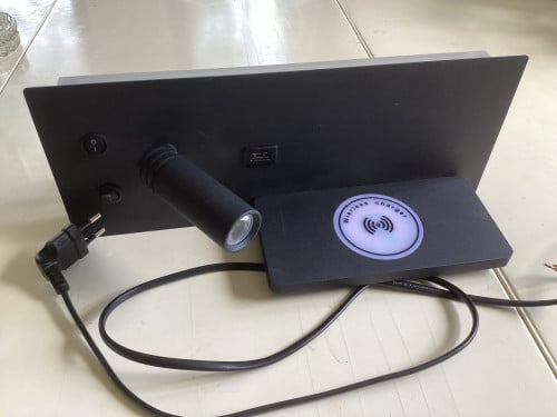 Nieuwe wandlamp , ook tel. opladen , usb