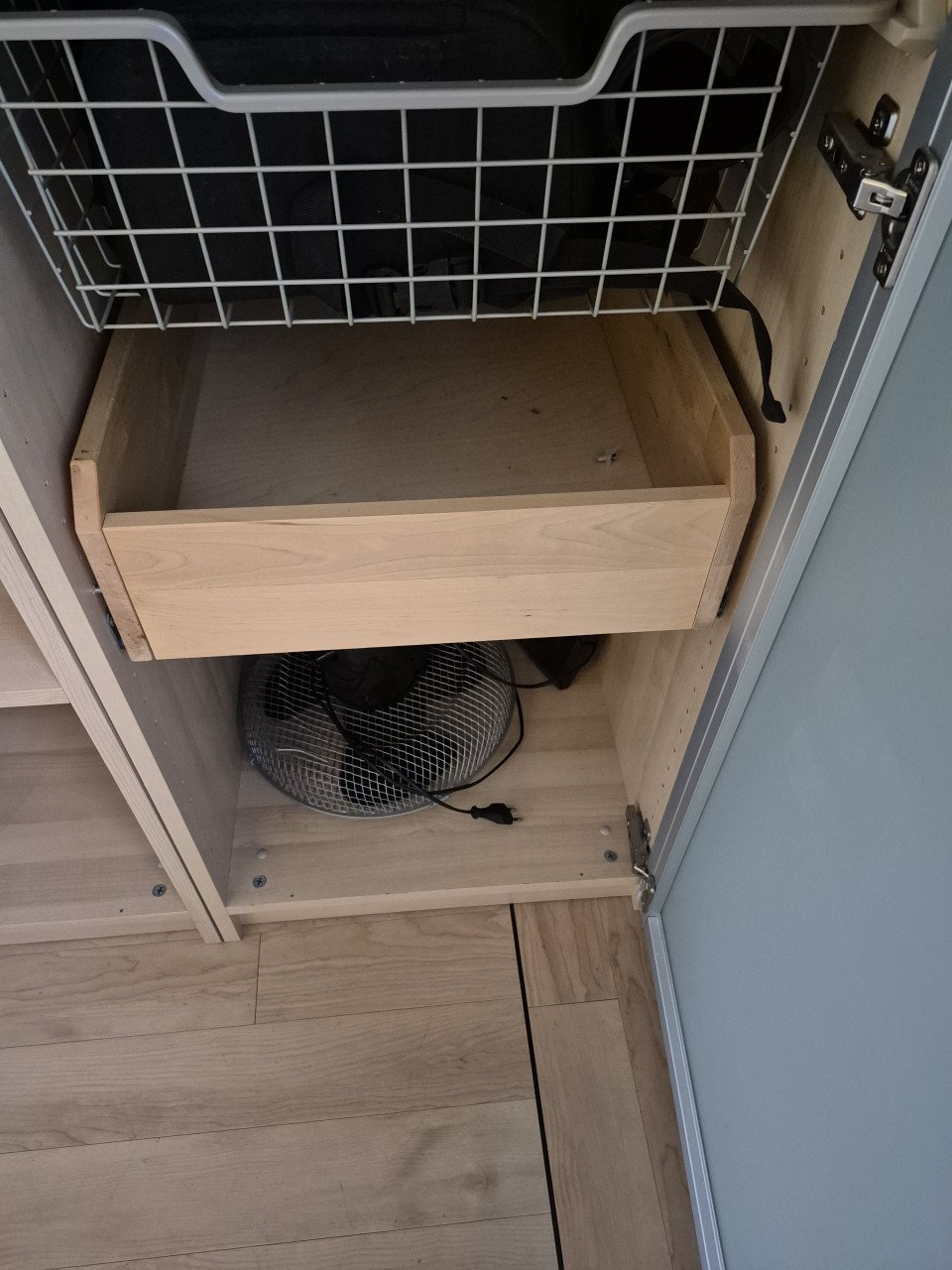 Pax kast met melkglas deuren