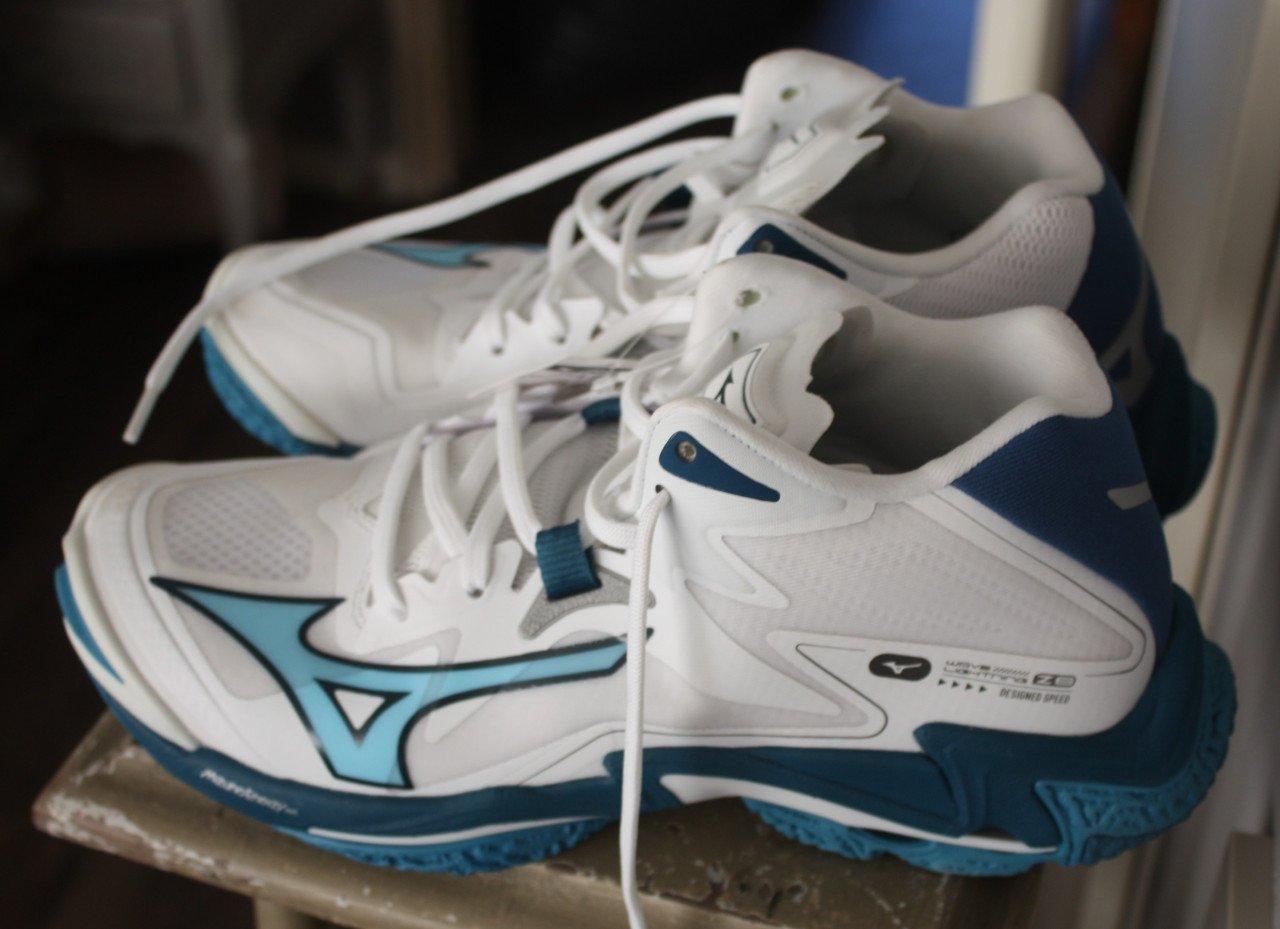 Nieuwe sport schoenen met lebel er aan vast maat 39