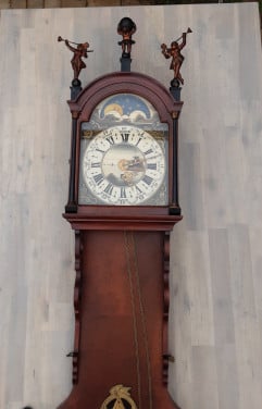 Friese staartklok met engelen