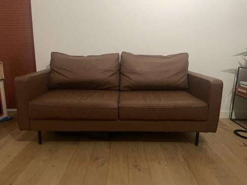 Mooie 2-3 zitsbank in camelkleurige stof