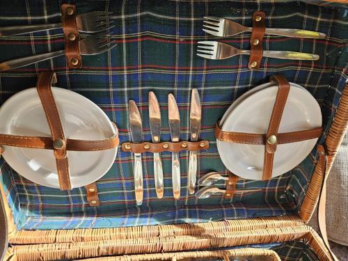 Vintage grote Picknickmand met Servies voor 4 Personen
