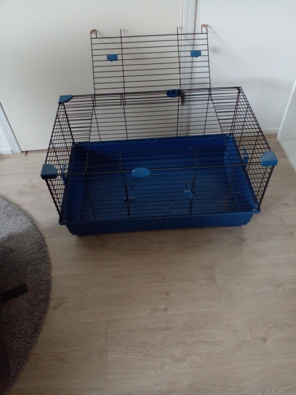 2 x Cavia/konijnenkooien: 1 x 100 x 60cm / 1 x 80 x 50cm