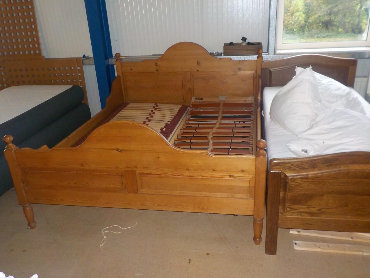 Geheel massief grenen ledikant 160 x 200 cm + lattenbodems + 2 matrassen