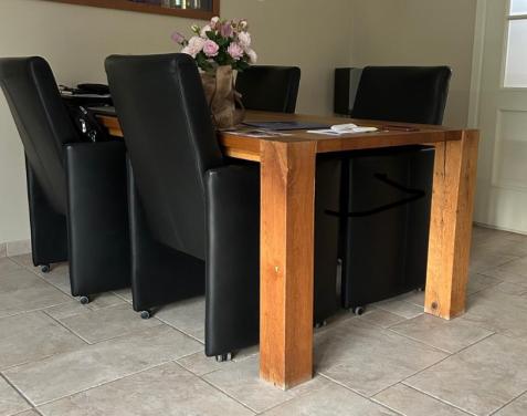 Eettafel eiken met leren stoelen
