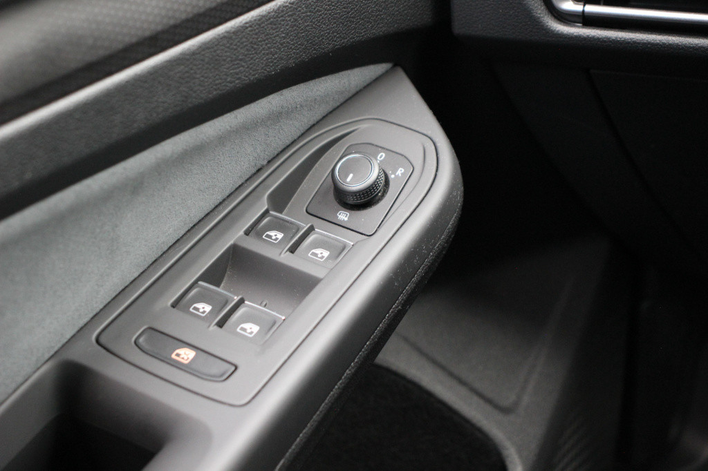 Volkswagen Golf 1.5 etsi r-line business | acc | pano. | camera | dab | sfe