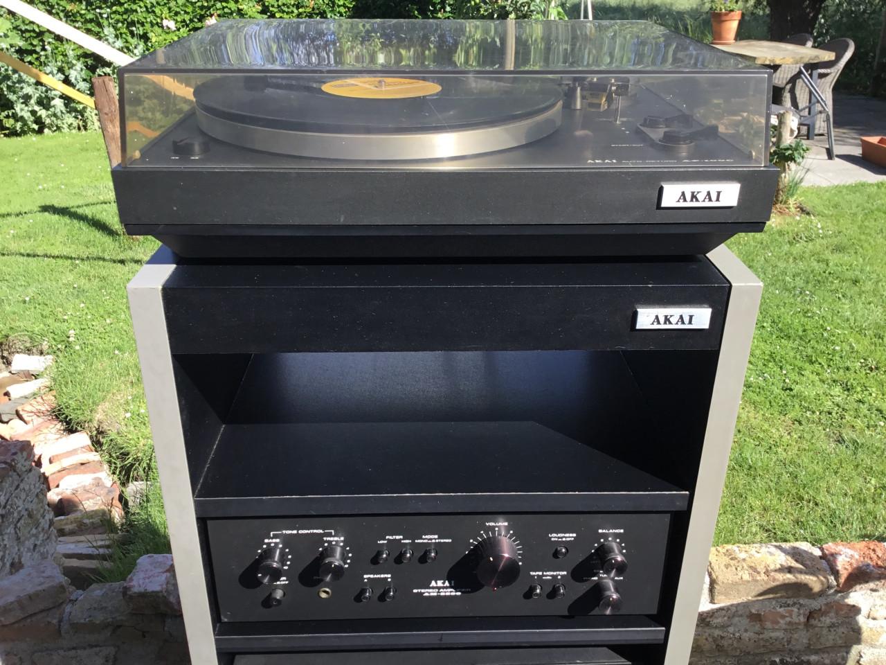 Akai Set met stereo tuner en platenspeler