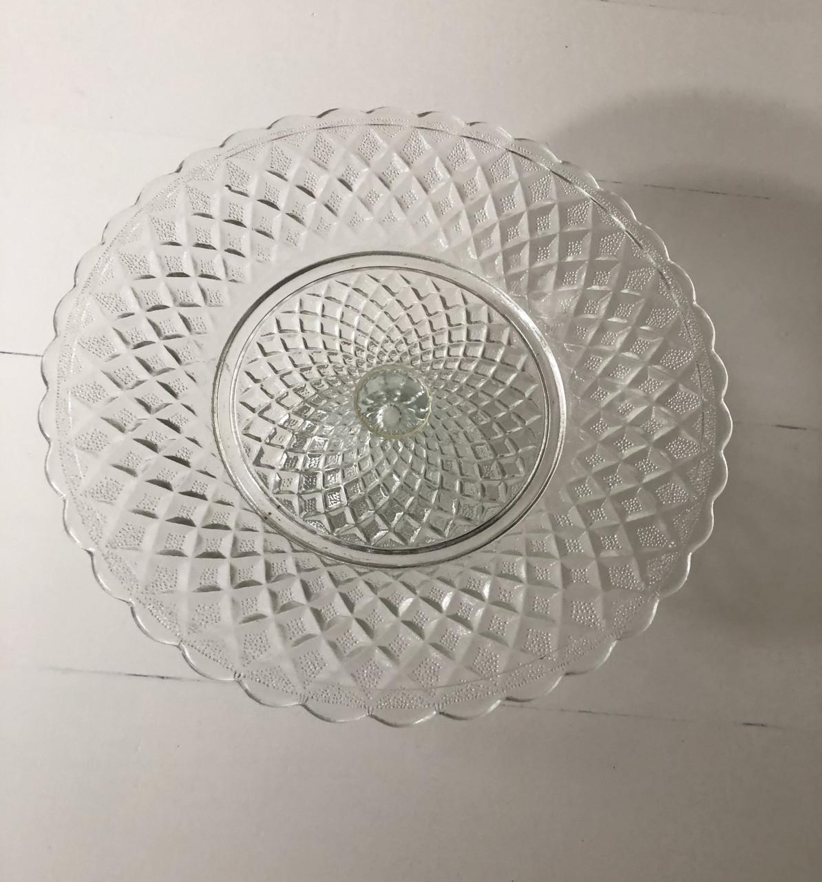 Mooie gedetailleerde brocante taartplateau van geperst glas op voet