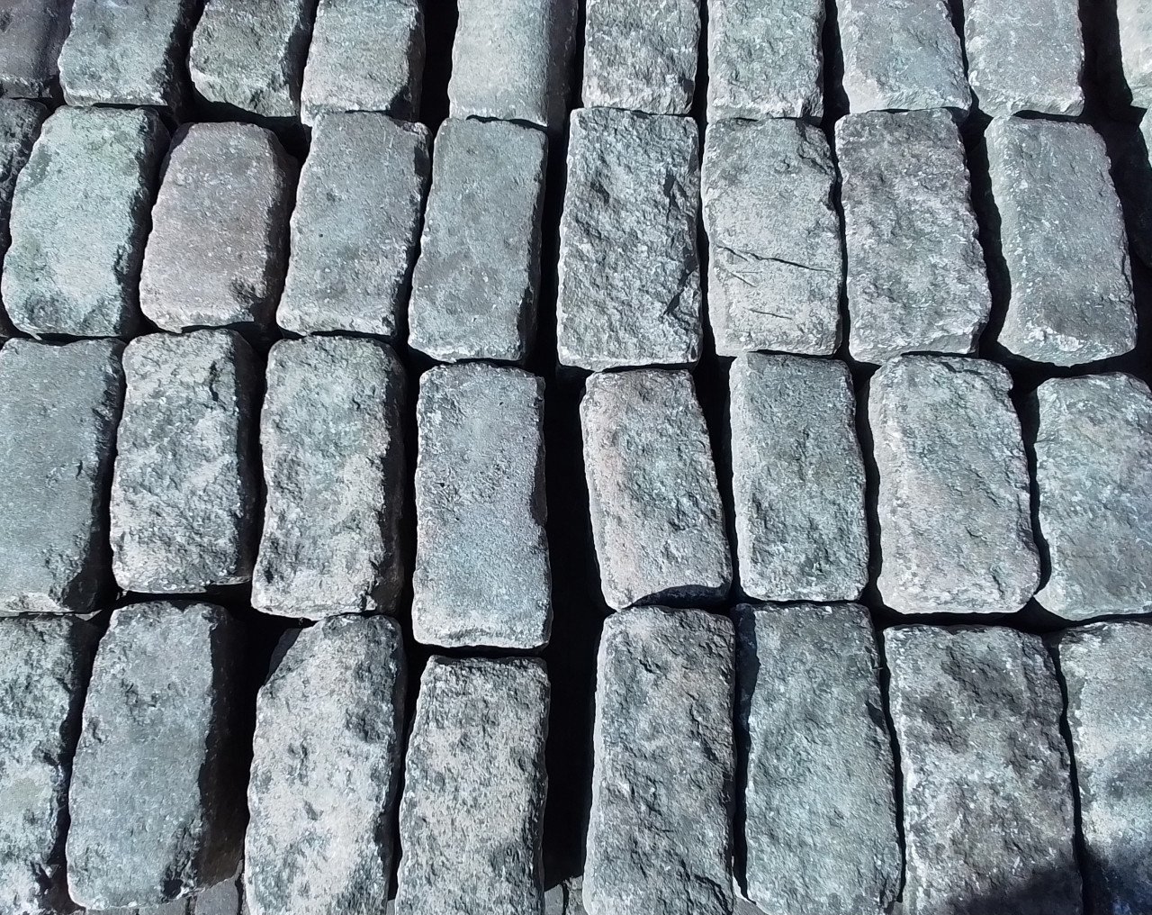 42 stuks granieten boordstenen.