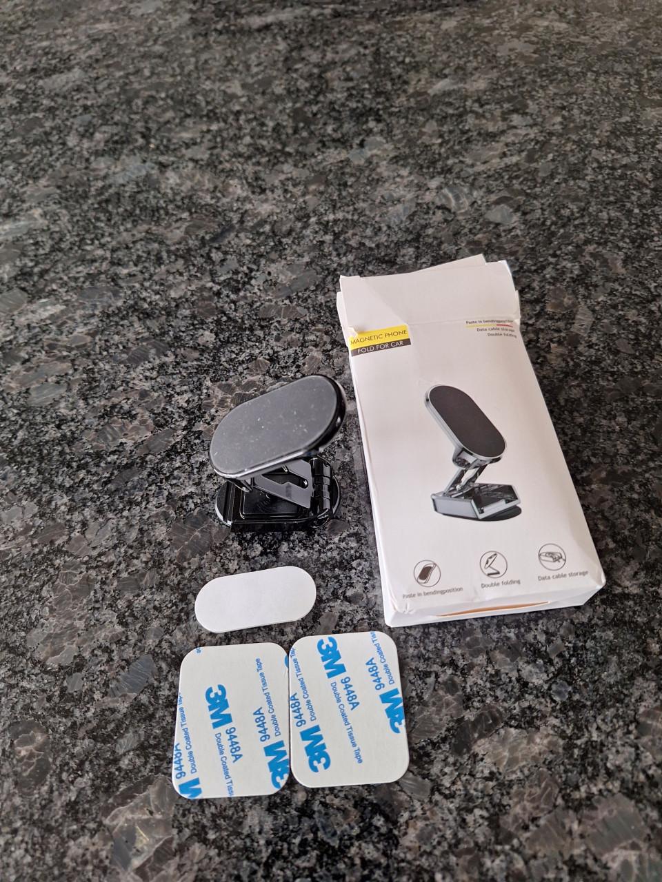Nieuwe, ongebruikte magnetische telefoonhouder voor in de auto.