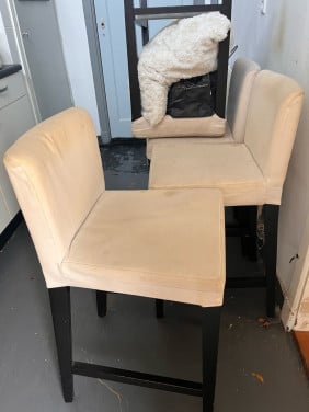 Barstoelen hoog en vierkante tafel