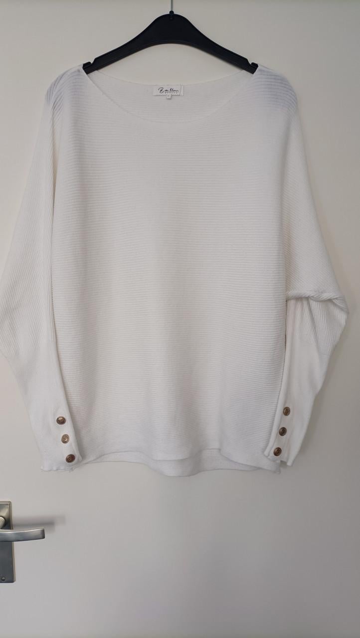 Witte trui en shirt maat XL. Leuk te combineren op deze bruine broek, mt 40