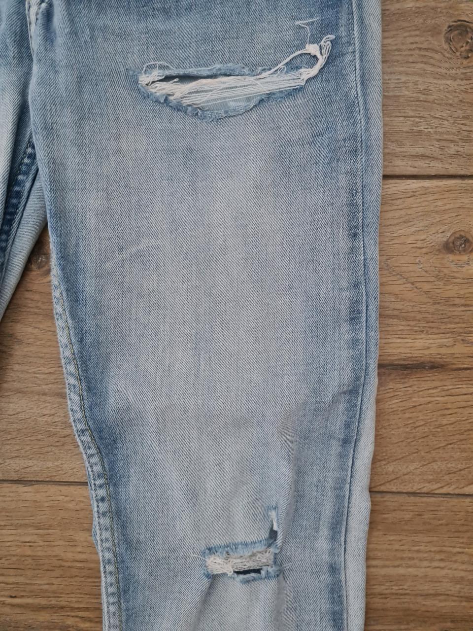 Stoere H&M & Denim spijkerbroek met trendy scheuren  maat 140