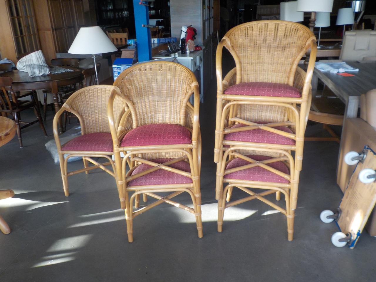 8 rieten stoelen met armleuningen en kussens setprijs 150 euro