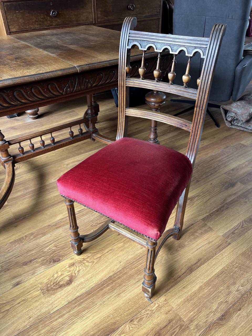 Eikenhouten Mechelse tafel met leeuwenkoppen, 4 stoelen