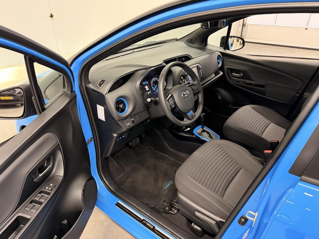 Toyota Yaris 1.5 hybrid skyblue edition