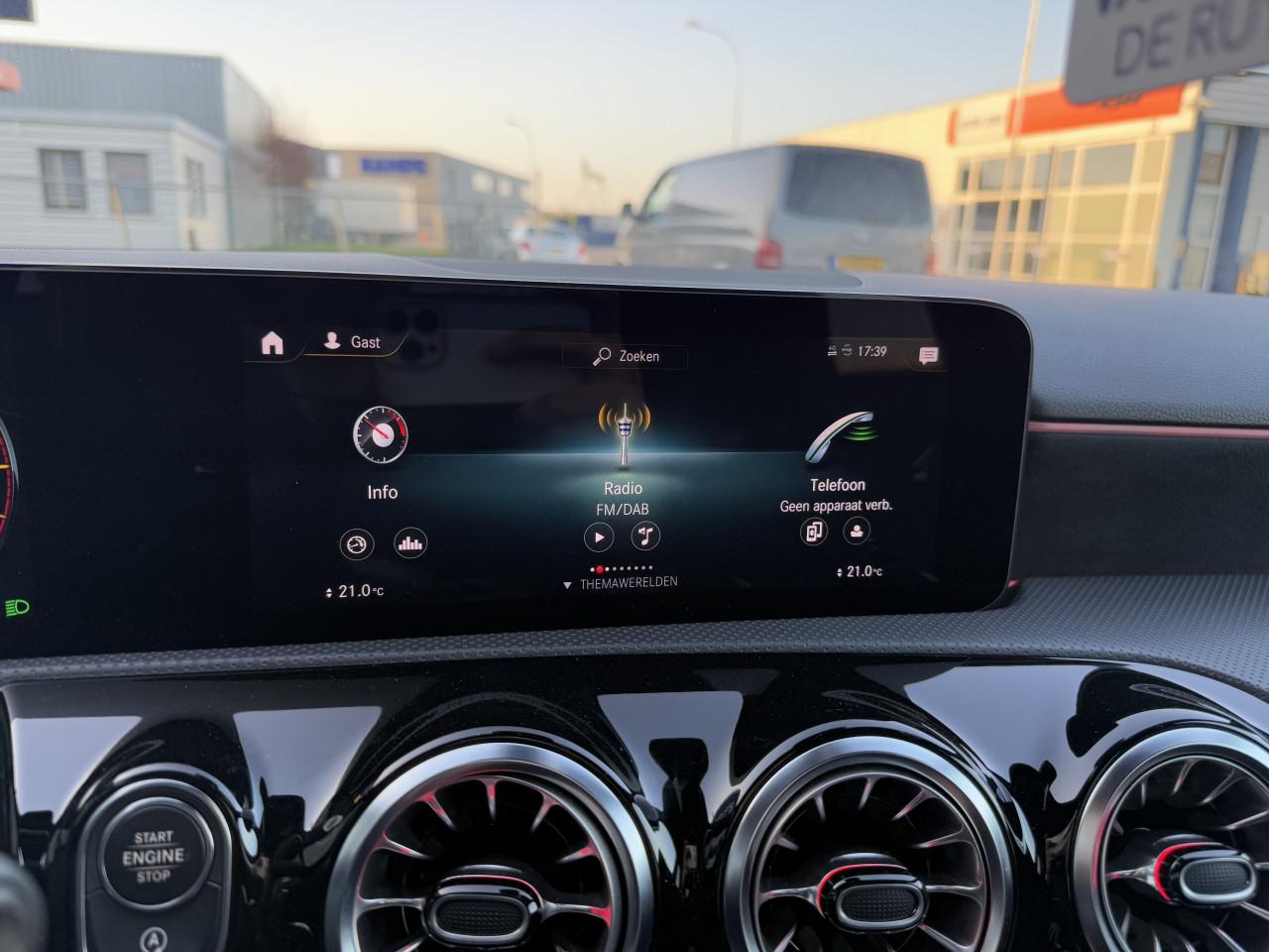 Mercedes-Benz A-klasse - 180 d AMG | Widescreen | Camera | Sfeer | Carplay