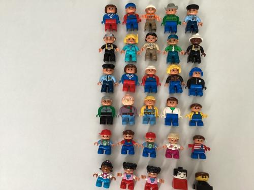 Lego.  Duplo.     30 poppetjes.
