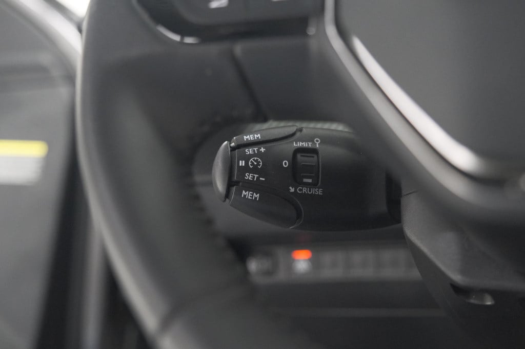 Peugeot 2008 puretech 102 allure pack | camera | apple carplay | parkeersen