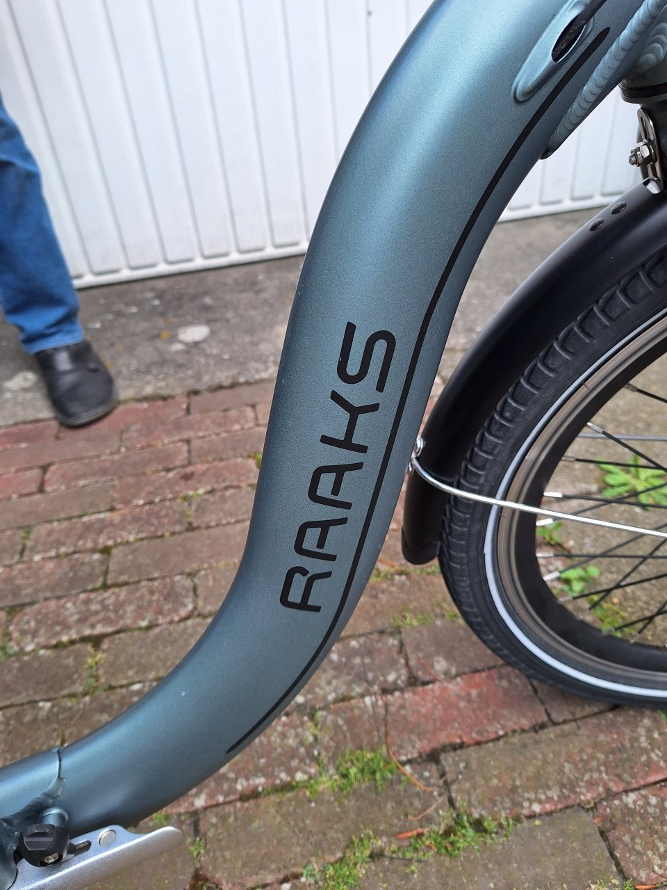 Twee electrische Raaks vouwfietsen