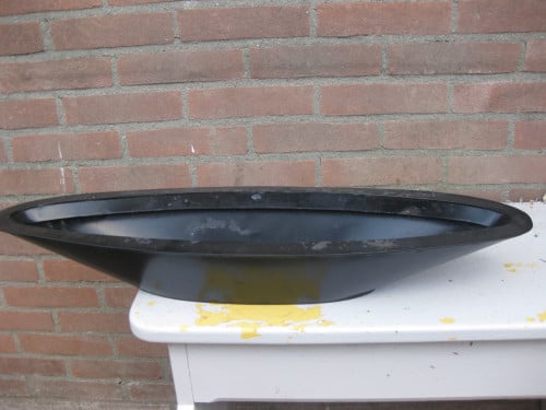 Te koop zwarte metalen schaal