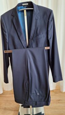 Prachtig blauw kostuum merk Van Gils Tijdloos en stijlvol