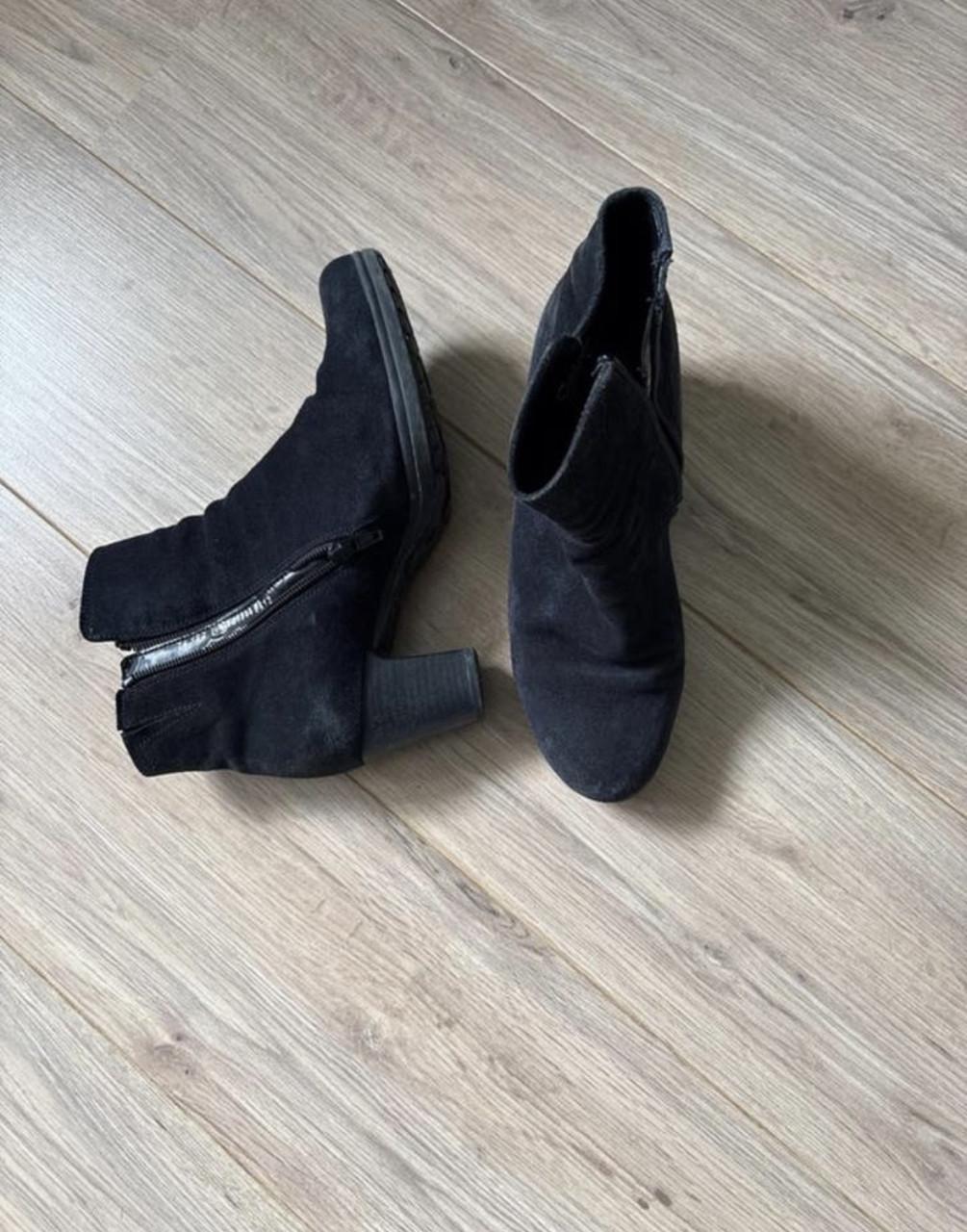 Diverse enkellaarsjes en sportschoenen