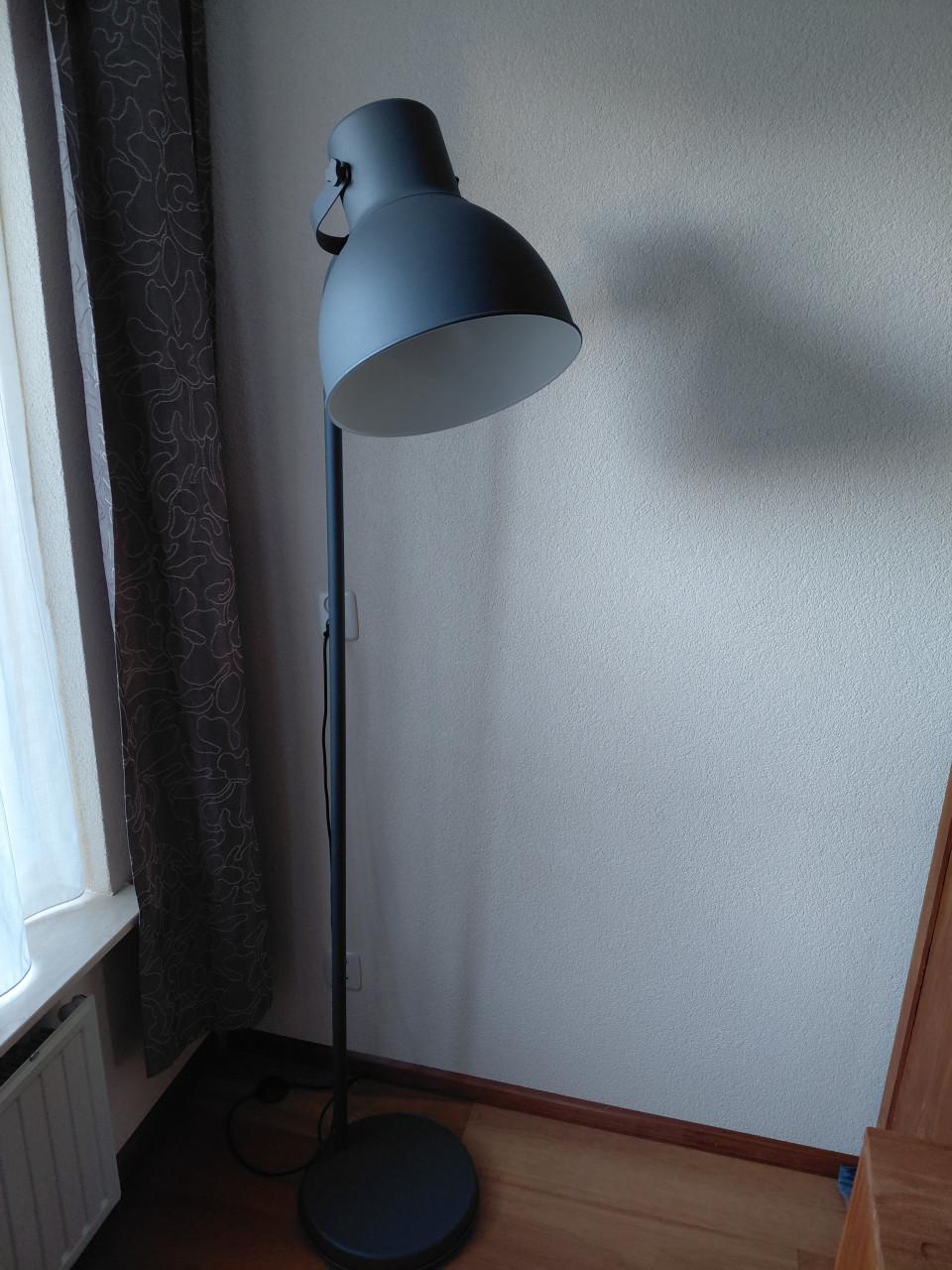 2 staande IKEA lampen