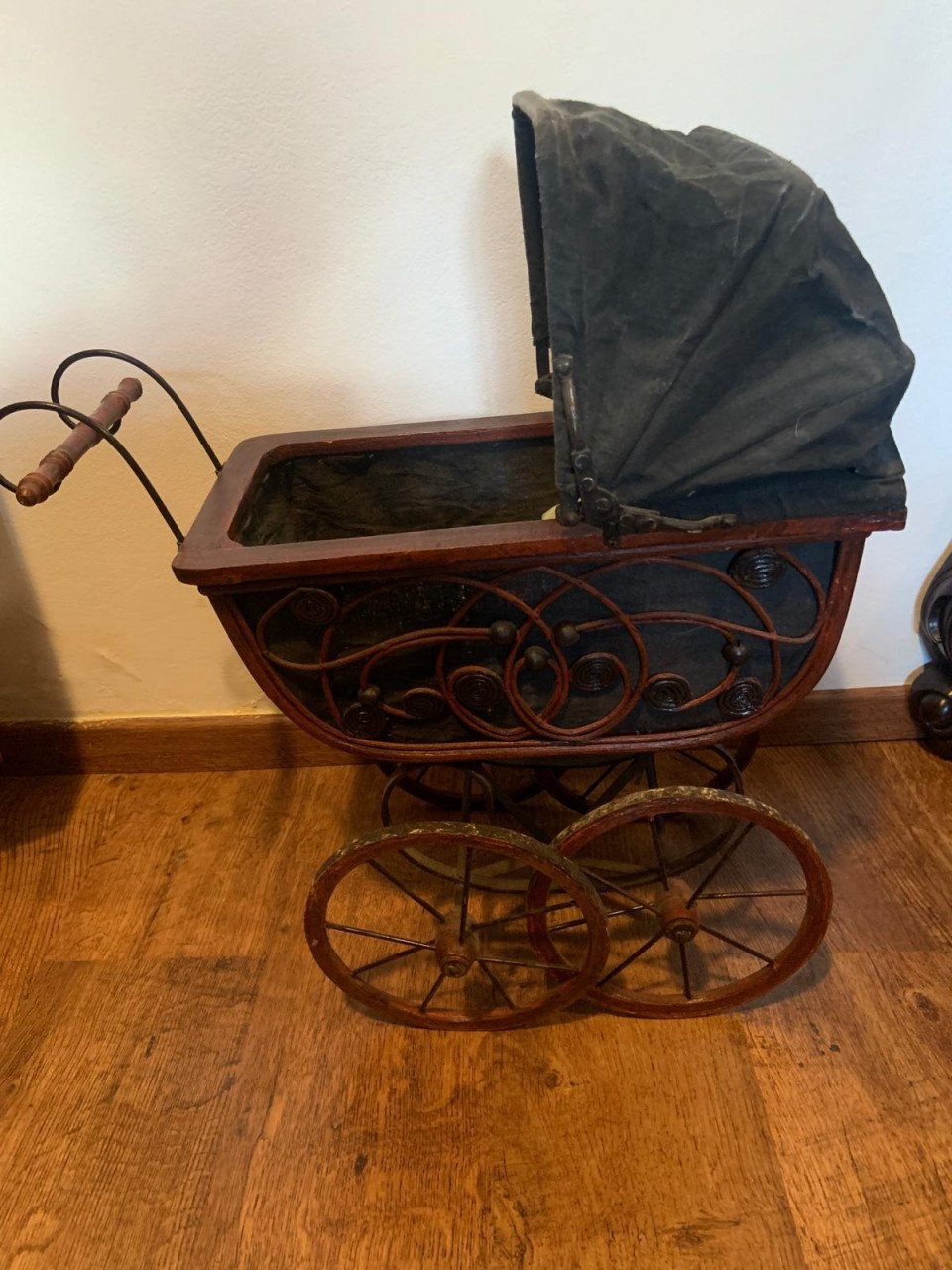 Te koop; decoratie kinderwagen pop porseleinen hoofd kerst kado sinterklaas