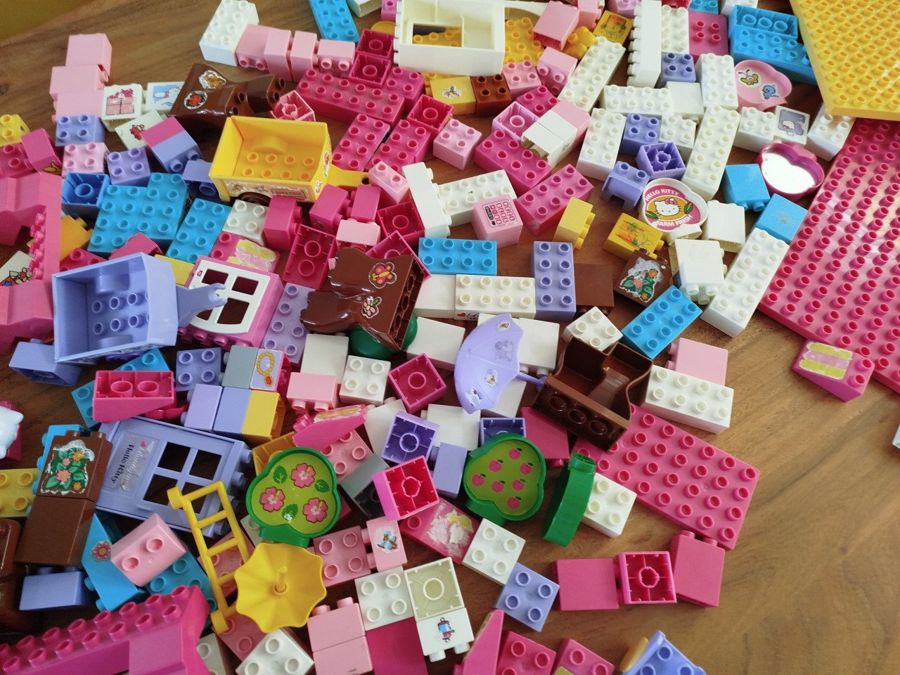 HEEL VEEL HELLO KITTY  BLOKKEN MET GROND PLATEN (WEL 3 KG)