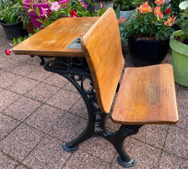 Old school schoolbankje