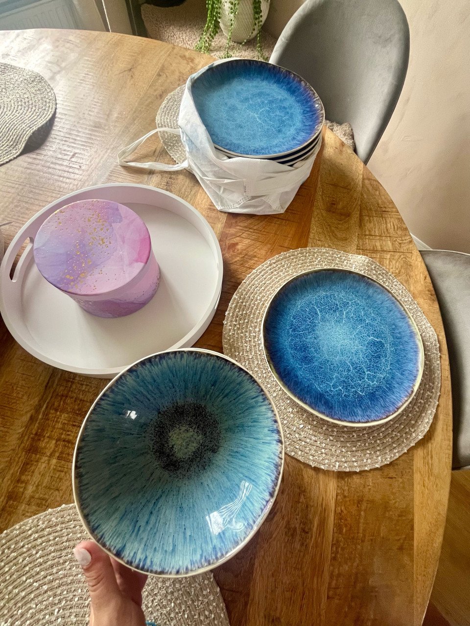 Prachtig hand gemaakt servies bestaande uit bordenmokken en kommen blokker