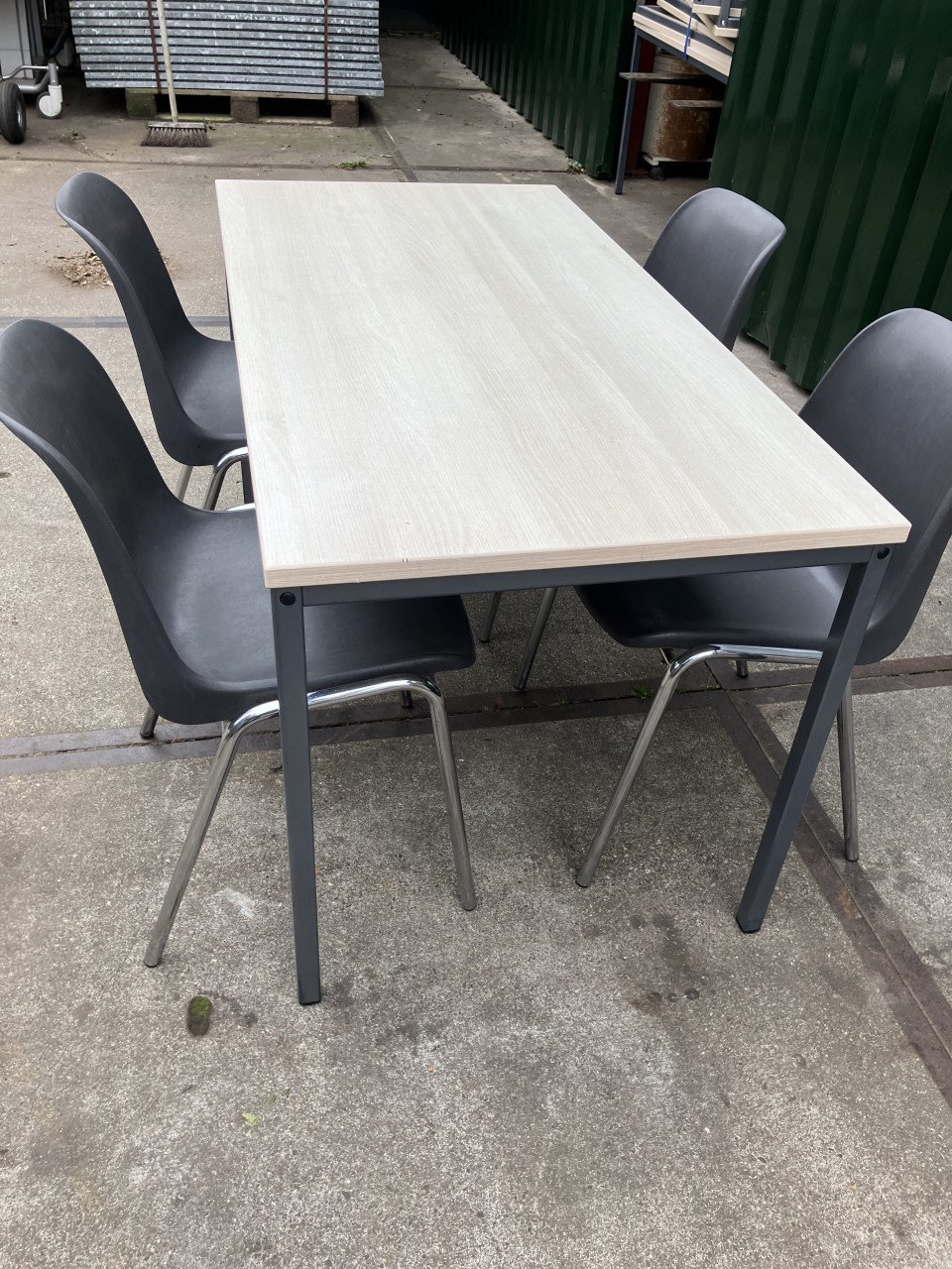 Kantine tafel + 4 stoelen gebruikt