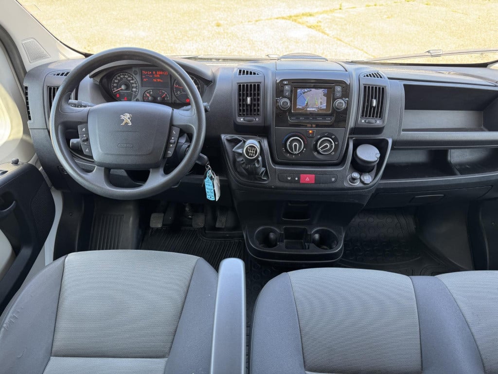 Peugeot Boxer 330 2.0 bluehdi l1h2 premium 3-persoons | trekhaak | kastinbo