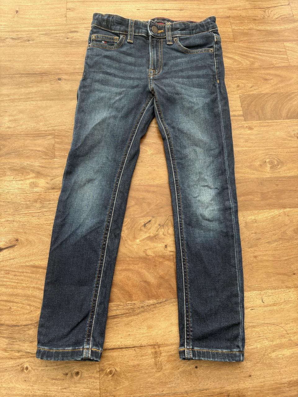 'Broek van Tommy Hilfiger maat 128.