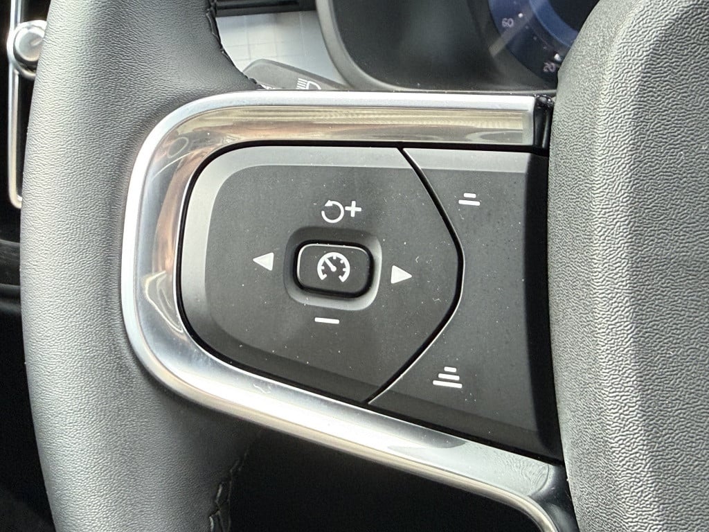 Volvo XC40 b4 197pk plus dark |adap.cruise| trekhaak | camera| elektrische