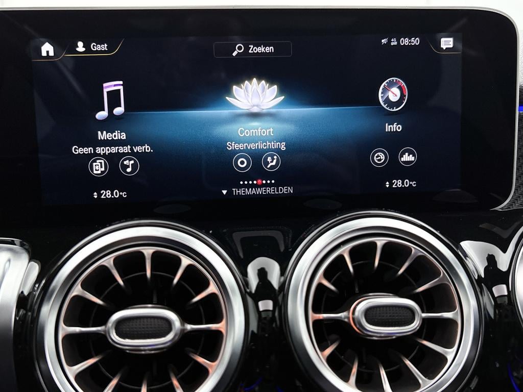 Mercedes-Benz Glb 180 business solution amg | panoramadak | sfeerverlichtin