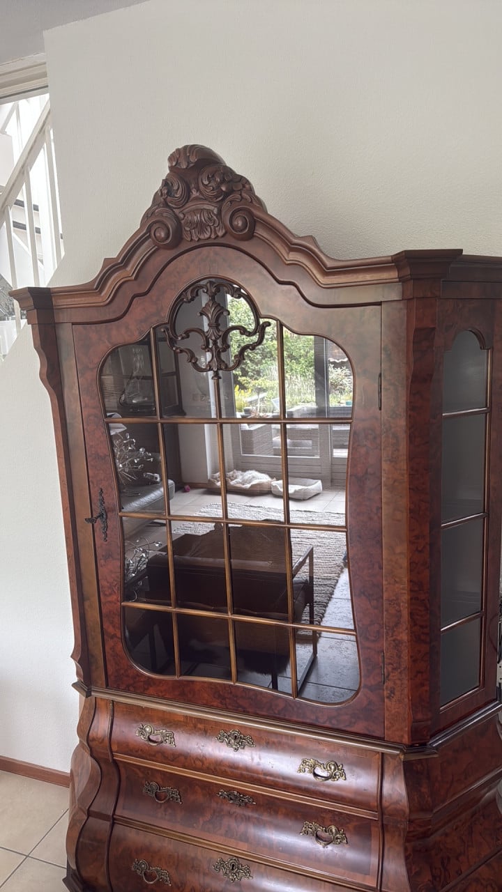 Antiek vitrine buikkast