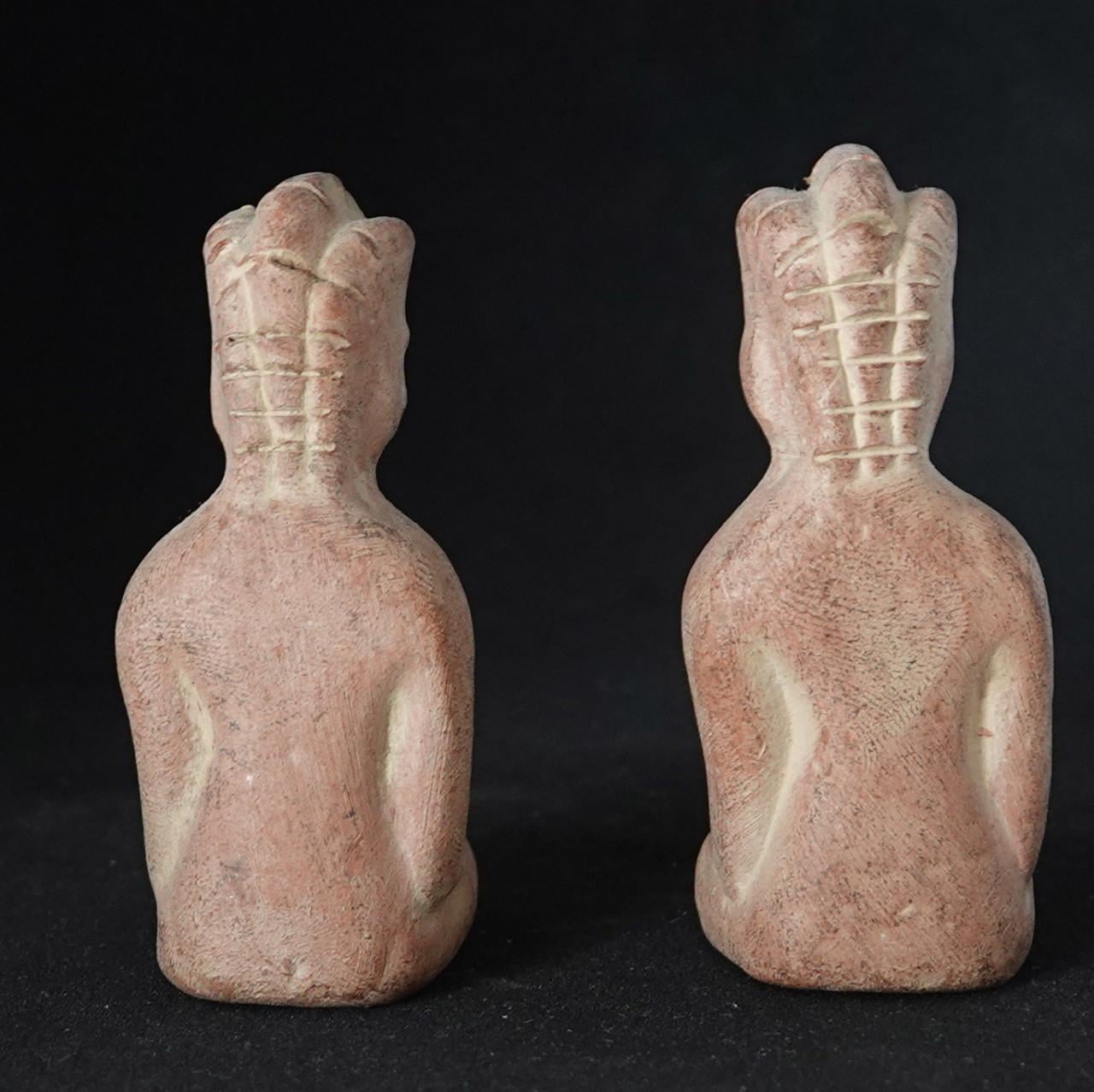 2 primitieve terracotta vrouwfiguren uit Z-Amerika