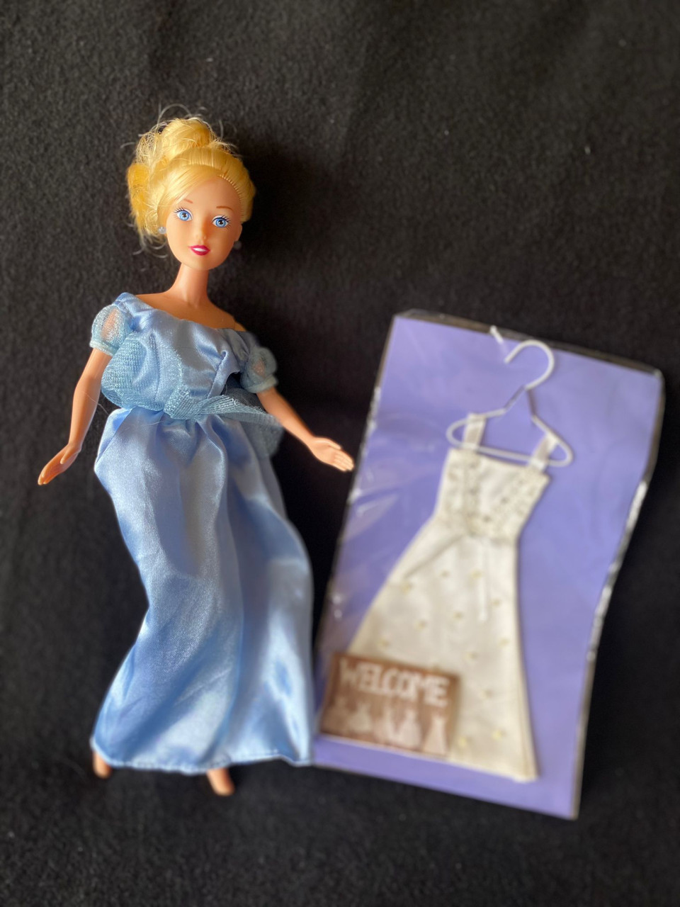 Barbie pop met extra nog een mooie nieuwe jurk