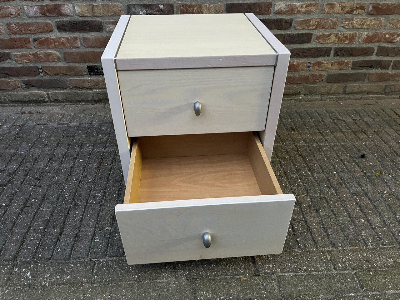 Mooi houten nachtkastje